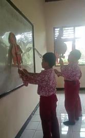 Ruang Kelas Menjadi Panggung, Ki Dalang Menanamkan Budaya pada Anak Desa